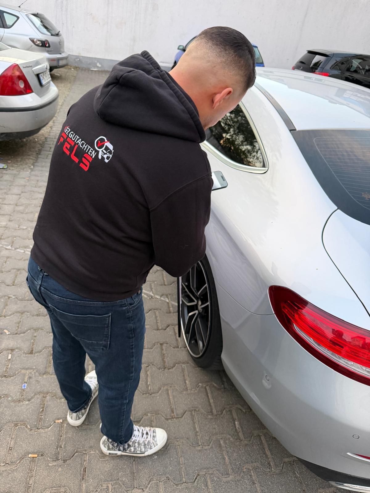 Ömer Kaya – Kfz-Sachverständiger von FELZ bei der Schadenaufnahme in Frankfurt