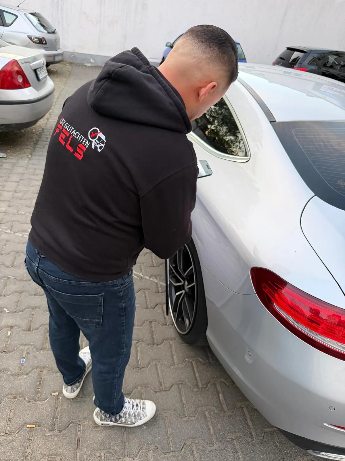 Ömer Kaya – Kfz-Sachverständiger von FELZ bei der Schadenaufnahme in Frankfurt