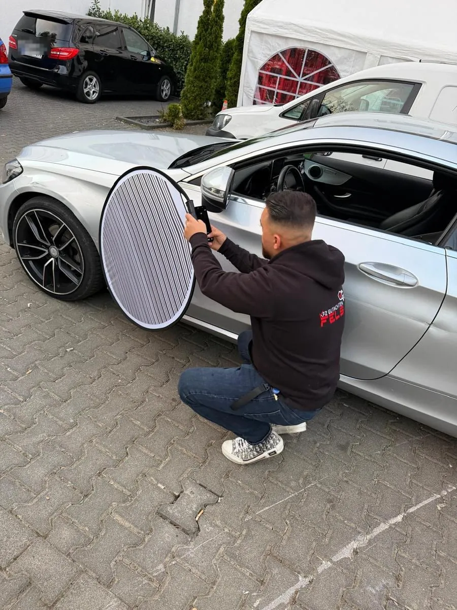 FELZ Sachverständiger bei der Messaufnahme am Fahrzeug