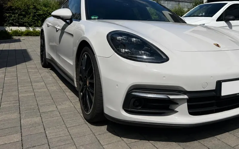 Sportlimousine bei der Begutachtung durch den Kfz-Sachverständigen