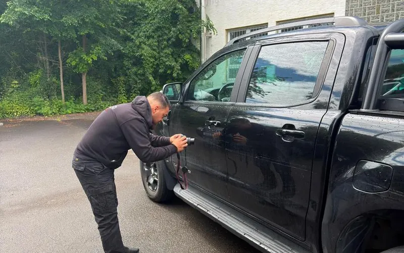 Fahrzeug wird in Frankfurt für die Wertermittlung fotografiert