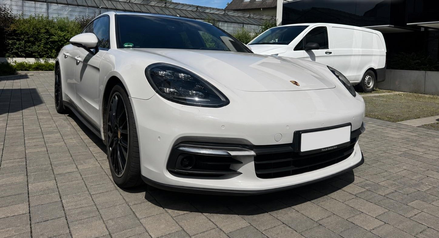 Weißer Porsche Panamera bei der Begutachtung – Oldtimer- und Sondergutachten