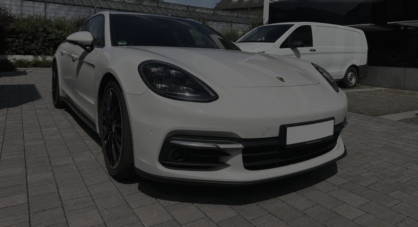 Weißer Porsche Panamera bei der Begutachtung