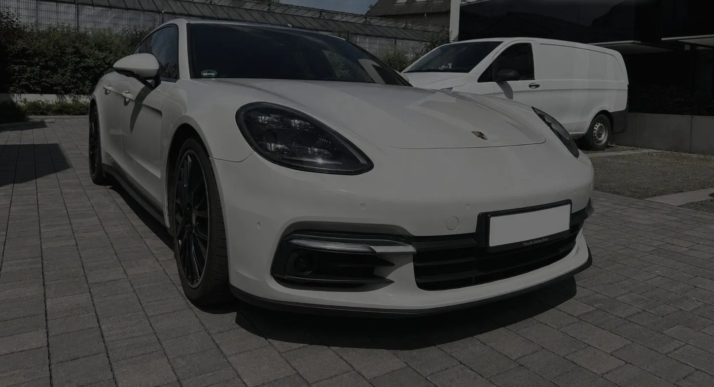 Weißer Porsche Panamera bei der Begutachtung