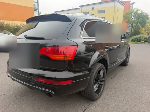 Schwarzer Audi Q7 von hinten rechts auf einem Parkplatz in Linden bei Gießen, Kennzeichen unkenntlich