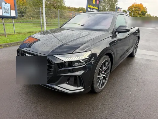 Schwarzer Audi Q8 von vorn links auf einem Parkplatz in Linden, Kennzeichen unkenntlich