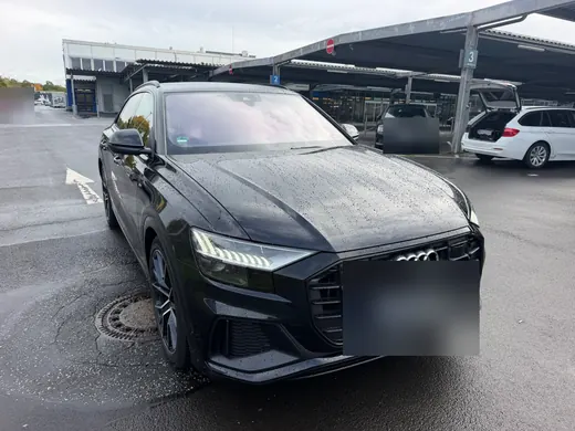 Audi Q8 in der Frontansicht auf einem überdachten Parkplatz