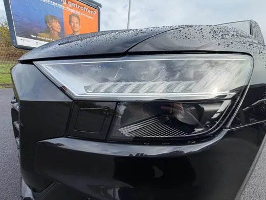 Scheinwerfer und Stoßfänger eines Audi Q8 im Detail