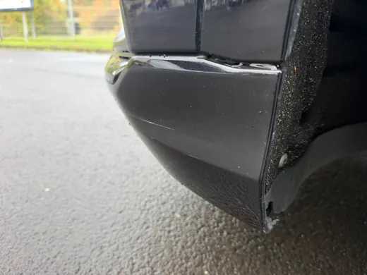 Untere Ecke der Frontschürze eines Audi Q8 mit Abrieb an der Kante