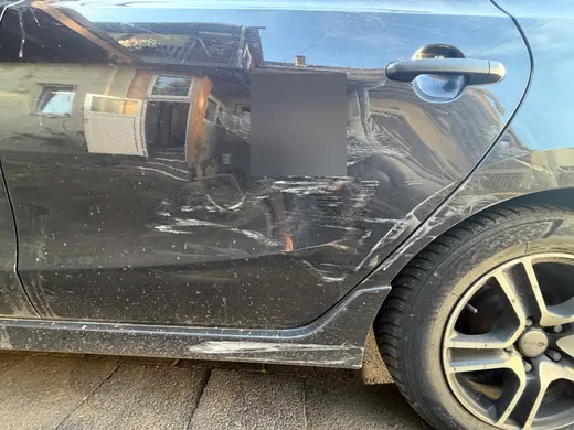 Kratzer und Schleifspuren an der hinteren Tür und am Schweller eines Hyundai i30