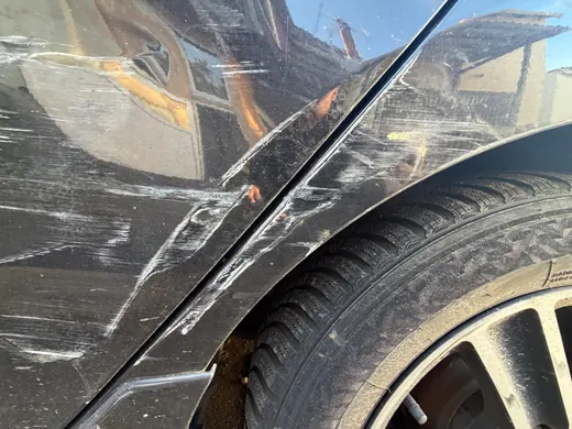 Schleifspuren am Übergang von Tür und Seitenwand über dem Hinterrad eines Hyundai i30