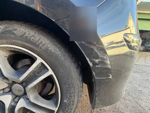 Kratzer am Radlauf und an der Stoßfängerecke eines Hyundai i30