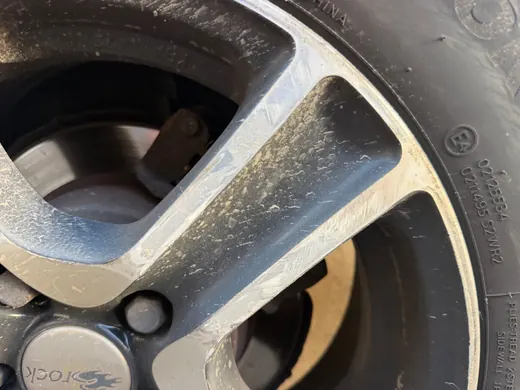 Schrammen an den Speichen einer Leichtmetallfelge nach einem Streifschaden