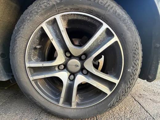 Rad eines Hyundai i30 mit beschädigter Leichtmetallfelge