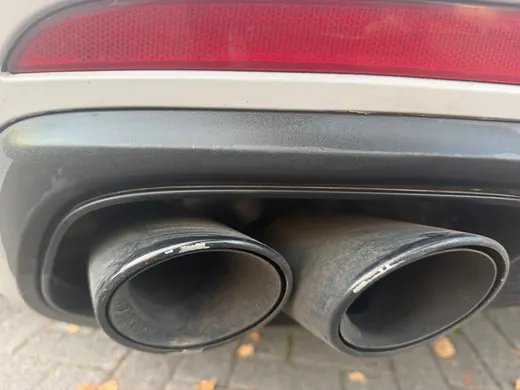 Kratzer an den Endrohrblenden eines Porsche Panamera