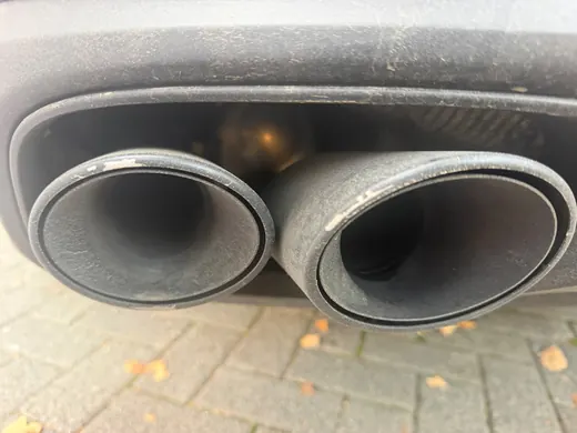 Endrohrblenden eines Porsche Panamera mit Kratzern am Rand in Nahaufnahme