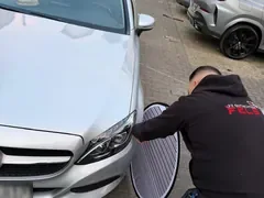 Unfallschaden wird am Fahrzeug dokumentiert