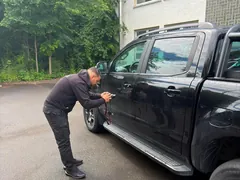 Fahrzeug wird für die Wertermittlung fotografiert